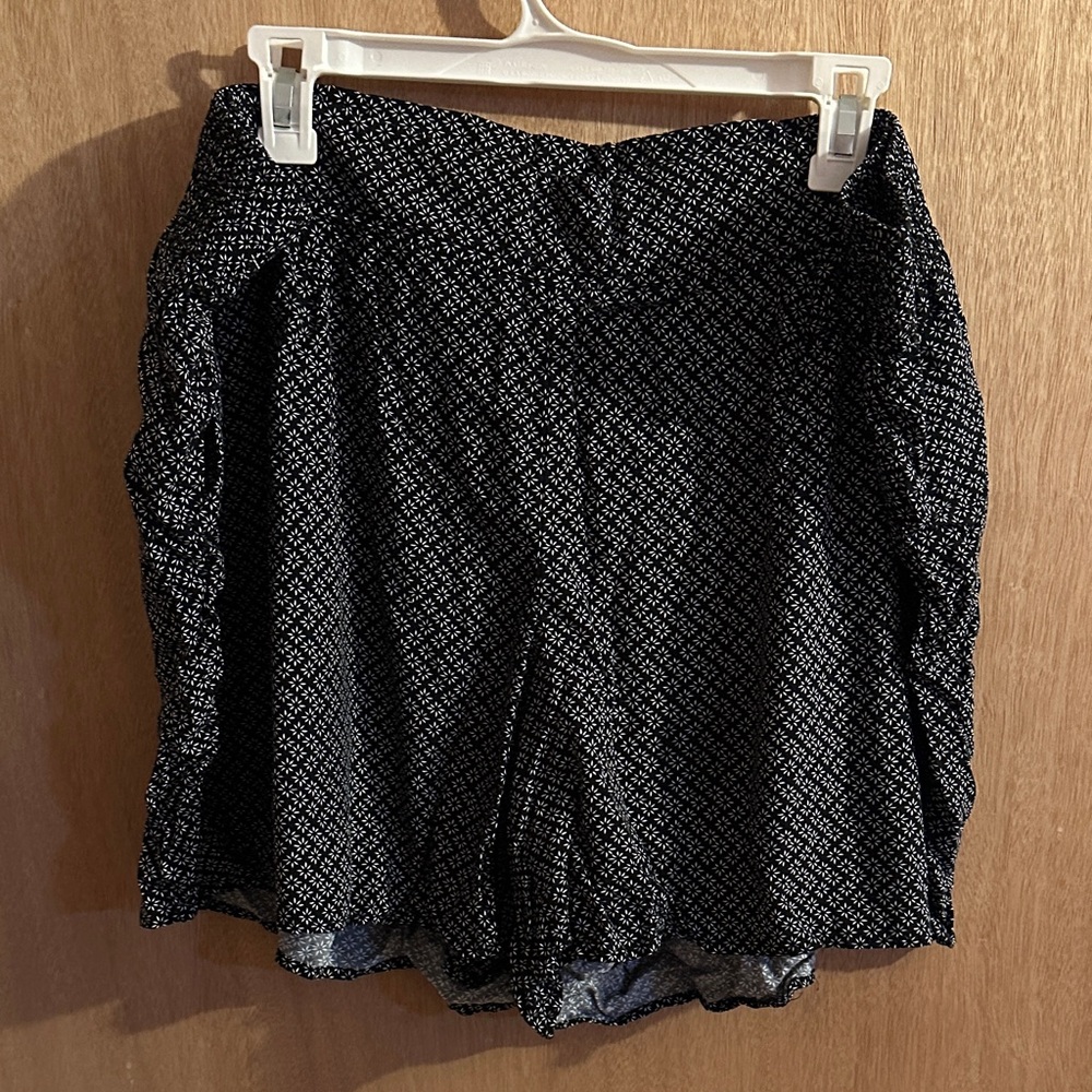 Old Navy High Waist Women's Shorts - Black and White Pattern
